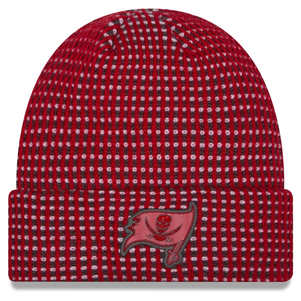 New Era Pánská zimní čepice Tampa Bay Buccaneers NFL 2026 Sideline Cold Weather Cuffed