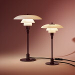 Louis Poulsen Stolní lampa PH 3/2 Glossy Burgundy, červená barva, sklo, kov, plast
