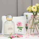 GREEN GATE Kosmetická taštička s výšivkou Agnes White, bílá barva, textil