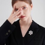 Brož ve tvaru květu Lysandra - bílá perla, zirkony, Stříbrná Bílá