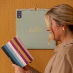 Busy B Nástěnný kalendář s perem Weekly Sage 2026, zelená barva, papír