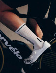 Běžecké kompresní ponožky Compressport Aero Socks 2.0 - White/Black Velikost: EU 42-44