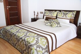 DumDekorace Luxusní přehozy na postel v bílé barvě s ornamenty a proužky Květinový vzor Šířka: 200 cm | Délka: 240 cm (+ 10,00 €) + 2ks 50x60 cm se vzorem (navíc k standardním polštářem) + 7,90 € Bílá Šířka: 200 cm | Délka: 240 cm (+ 10,00 €)