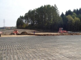 Tuhá jednoosá monolitická geomříž Tensar pevnost kN/m; otvor 235/16 mm m²]