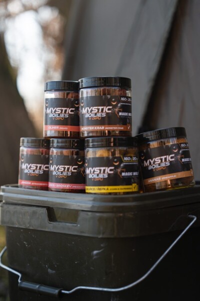 Magic Wolf Boilies v dipu Mystic 160g - Jahoda 20mm,Magic Wolf Boilies v dipu Mystic 160g - Jahoda 20mm