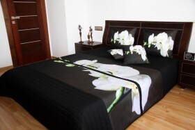 DumDekorace Přehoz na postel černý s bílou orchidejí Šířka: 220 cm | Délka: 240 cm Šířka: 220 cm | Délka: 240 cm