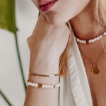 Perlový náramek Alice Gold - srdce, Zlatá 17 cm + 3 cm (prodloužení) Bílá