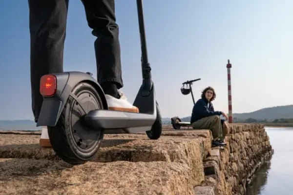 Segway Ninebot KickScooter E2 PRO E šedá / Elektrická koloběžka / 350 W / 20 km/h / dojezd 35 km / 10" kola (AA.05.14.05.0002)