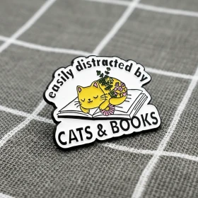 Pinarna.cz Spící kočka na knížce - Easily distracted by cats & books / Snadno se nechám rozptýlit kočkami & knihami