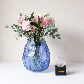 Bloomingville Exkluzivní set: váza Leyla Blue Glass + aranžovací kroužek Hanataba, modrá barva, sklo