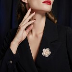 Luxusní brož ve tvaru zářivého květu se zirkony Manon, Zlatá