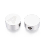 Korálek z nerezové oceli - placička s písmenem - různé varianty - 10 x 4,5 mm - 1 ks Písmena: E