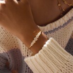 ELENYS Althea – pozlacený náramek 18K žluté zlato Délka náramku: Průměr 5,6 cm / Pro zápěstí 16-18 cm