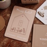 Ib Laursen Plechová cedule Mum's Hotel, béžová barva, kov