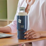 Monbento Termohrnek s víčkem a brčkem Travel Infinity Blue 600 ml, modrá barva, kov