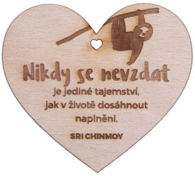 Dřevěné srdíčko Nikdy se nevzdat je jediné tajemství, jak v životě dosáhnout naplnění - Sri Chinmoy