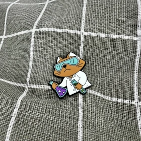 Pinarna.cz Kočka se zkumavkami v laboratorním plášti