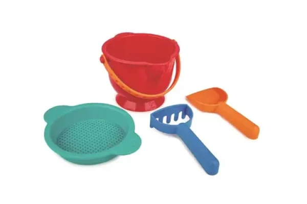 Hape Hračky na písek - Set se sítkem, vědrem, lopatkou a hrabičkami