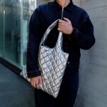 Prošívaná taška LOQI METALLIC Silver Puffy Medium Bag