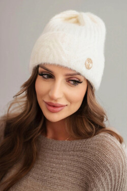Dámská zimní čepice z huňaté pleteniny a s elegantním knoflíkem ecru barva UNI