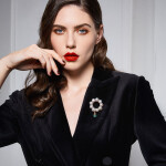 Perlová brož ve tvaru věnce Yvonne - sladkovodní perly, Zlatá Bílá