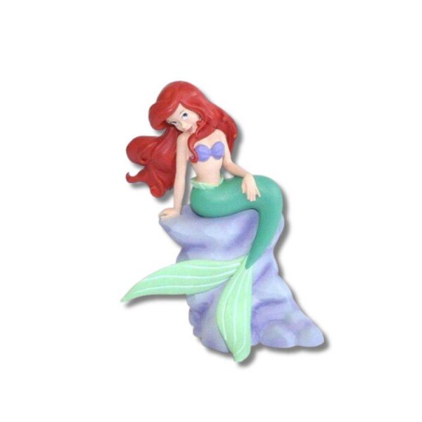 Figurka Bullyland Ariel sedící na kameni