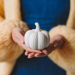 Storefactory Podzimní dekorace Dýně Hagshult 6 cm, bílá barva, keramika