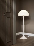 Louis Poulsen Stojací lampa Panthella Opal White, bílá barva, kov, plast
