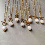 Náhrdelník s barokní perlou Charlotte Gold - chirurgická ocel, Zlatá 42 cm