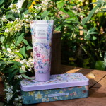 HEATHCOTE & IVORY Krém na ruce v plechové krabičce Flower of Focus 100 ml, fialová barva, kov, plast