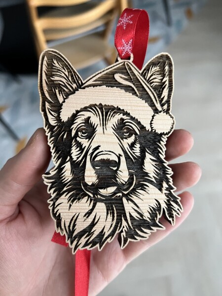 Vánoční baňka psa se Santa čepicí Plemeno: Německý ovčák