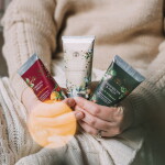 The English Soap Company Krém na ruce Under The Mistletoe 75 ml, béžová barva, kov