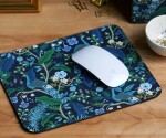 Rifle Paper Co. Podložka pod myš Peacock, modrá barva, plast