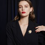 Luxusní brož ve tvaru květu s levandulovou perlou Arlette, Fialová