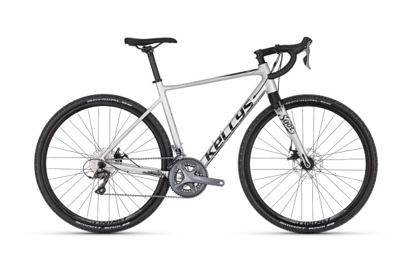 Kellys SOOT 30 Silver 2025, rám L(20") - ZDARMA dopravné, odborná montáž, seřízení a sada světel! (Záruka nejlepší ceny. Nalezli jste někde lepší cenu? Napište nám a zkusíme ji trumfnout!)