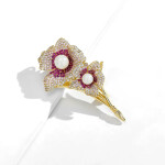 Brož ve tvaru dvou rozkvetlých květů Adéle, Zlatá