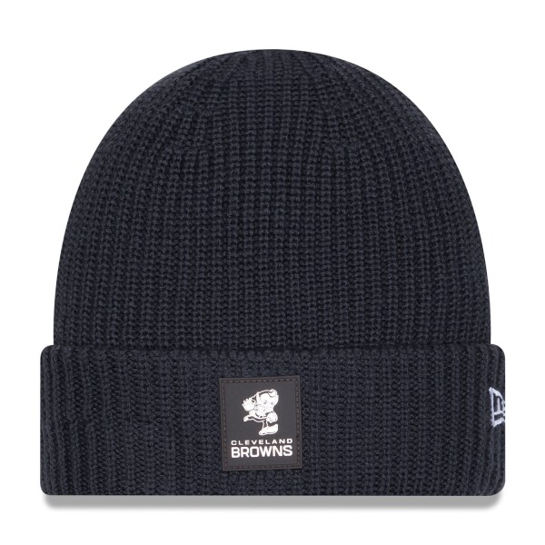 New Era Pánská zimní čepice Cleveland Browns NFL 2025 Sideline Steel Clouds Cuff Knit Beanie