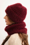 Dámská souprava čepice a šály zimní nadýchaná s ozdobným emblémem bordó UNI