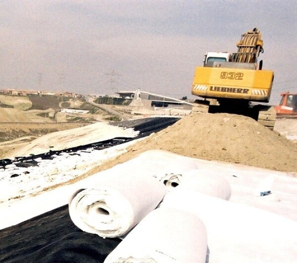 Drenážní geokompozit geotextilií Interdrain tloušťka mm; geotextilie 120 g/m² m²]