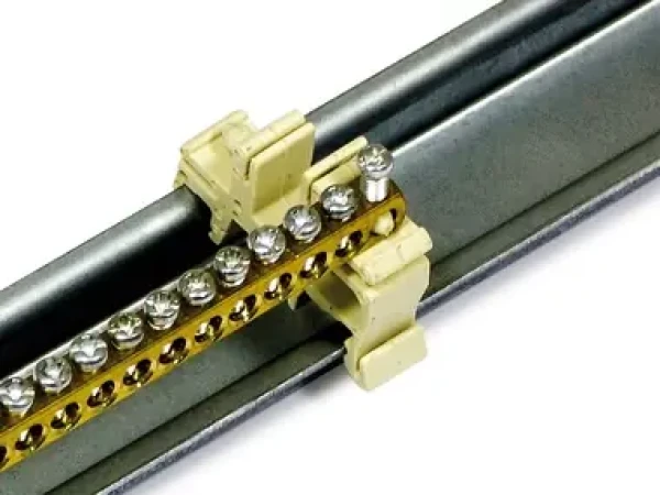 Triton zemnící modul na liště C-profilu určený pro montáž na 19+ vertikály (RAX-MS-X84-X1)