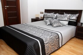 DumDekorace DumDekorace Luxusní přehozy na postel šedé barvě proužky ornamenty Šířka: cm Délka: cm
