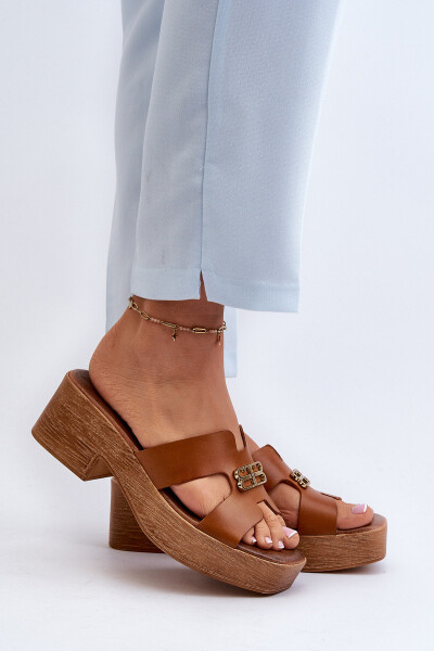 Zazoo 40412 Kožené elegantní dámské žabky s zlatým ozdobou hnědé 41