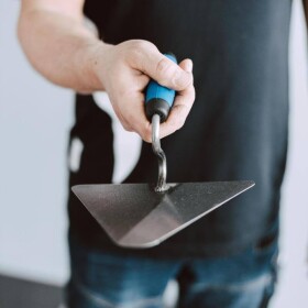 Lžíce ocel trojúhelník, 200 x 190 mm, gumová rukojeť MČ