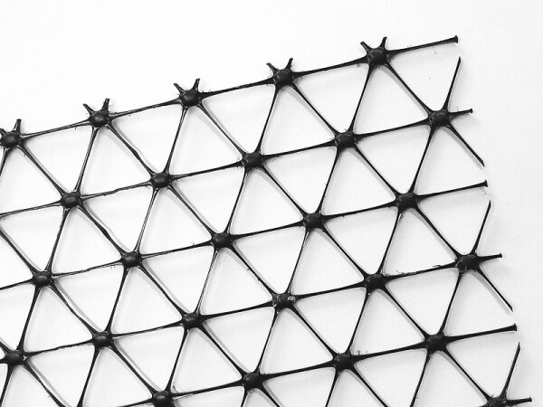 Tuhá trojosá monolitická geomříž – Tensar TriAx TX130S - otvor 33/33 mm - 2×15 m [30 m²]