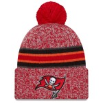 New Era Pánská zimní čepice Tampa Bay Buccaneers NFL 2023 Sideline Sport Knit