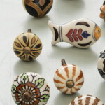 MADAM STOLTZ Kameninová úchytka Sand / Antique Brass, béžová barva, kov, keramika