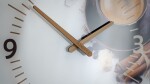 Kuchyňské hodiny s dřevěnými ručičkami a motivem kávy