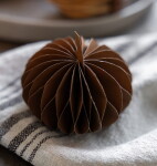 Storefactory Podzimní dekorace Dýně Lundhagen Dark Brown, hnědá barva, papír