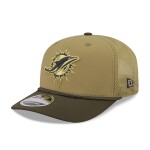 New Era Pánská kšiltovka Miami Dolphins NFL 2025 Salute to Service 9SEVENTY Trucker Snapback