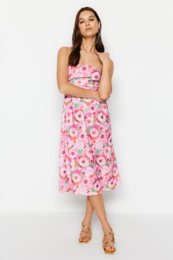 Trendyol růžové květované bezramínkové pletené midi šaty s páskem z krepu